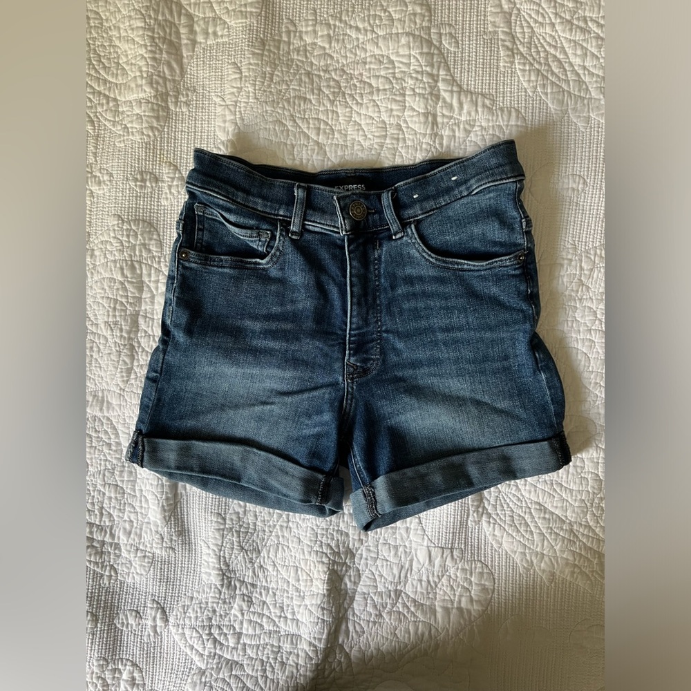 Express High Waisted Midi Length Medium Wash Women’s Shorts Size 4